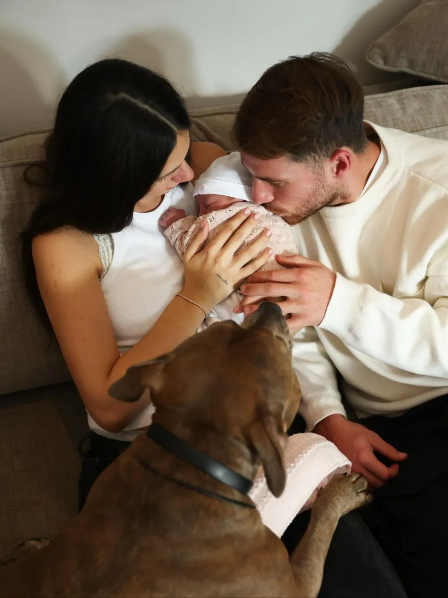 alexis-mac-allister-y-ailen-cova-presentaron-a-alaia-2104620